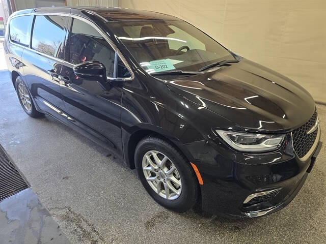 2024 Chrysler Pacifica Touring's photo