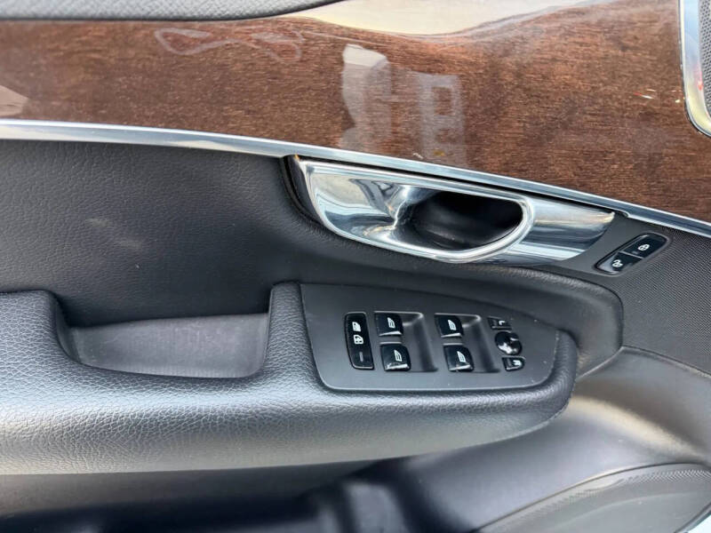 2017 Volvo XC90 T6 Momentum