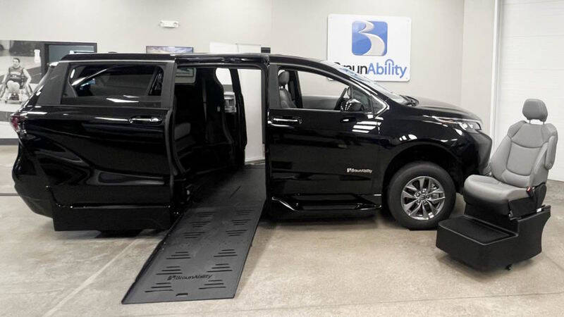 2025 Toyota Sienna XLE's photo