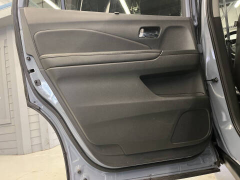2022 Honda Pilot Touring w/Rear Captain's Chairs