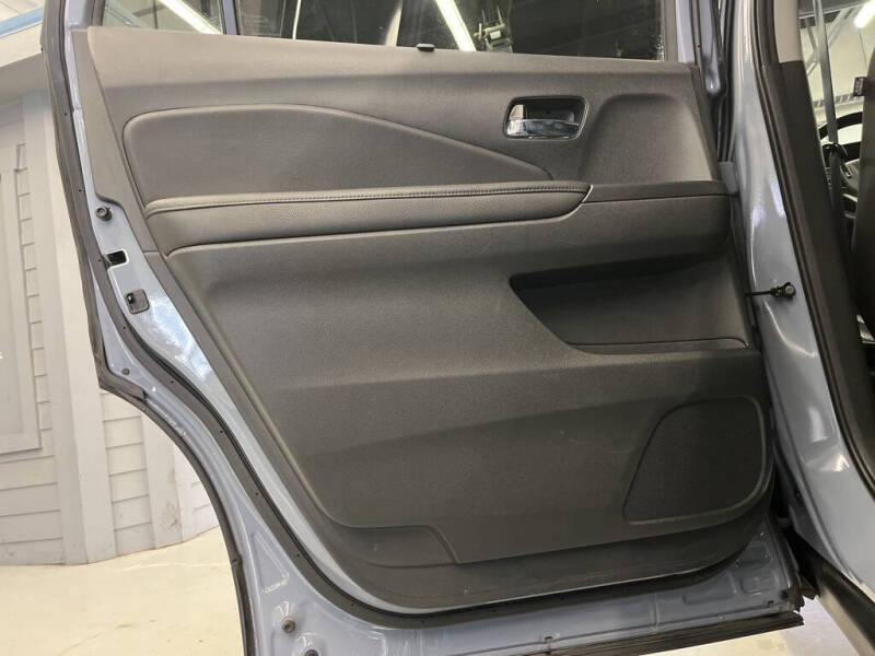 2022 Honda Pilot Touring w/Rear Captain's Chairs