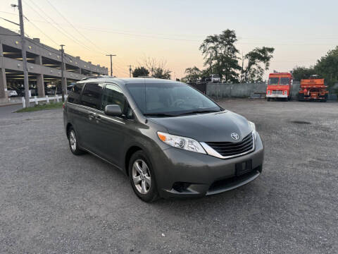 2013 Toyota Sienna LE 8-Passenger