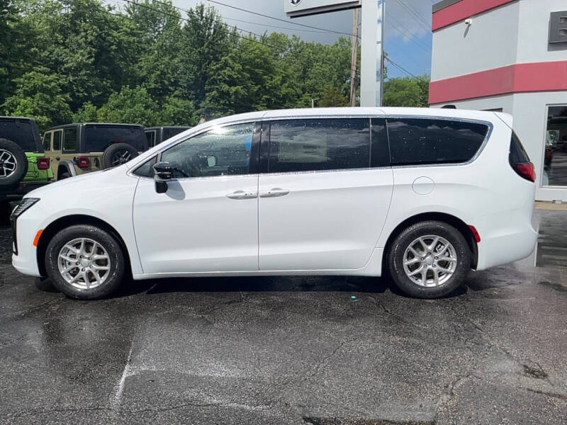 2027 Chrysler Pacifica Select