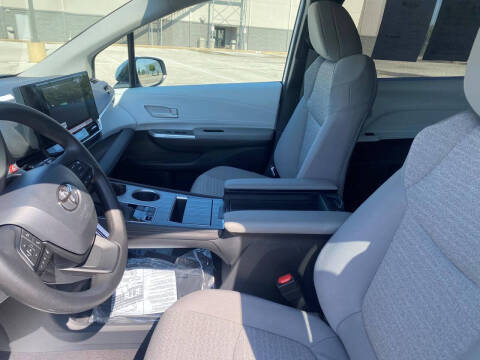 2025 Toyota Sienna LE 8-Passenger