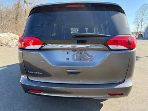 2020 Chrysler Voyager L