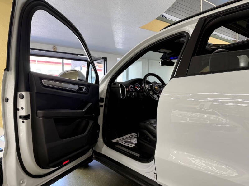 2022 Porsche Cayenne Platinum Edition