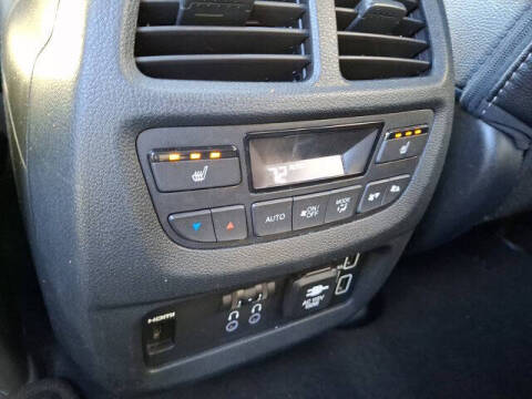 2022 Honda Pilot Touring w/Rear Captain's Chairs