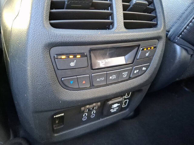 2022 Honda Pilot Touring w/Rear Captain's Chairs