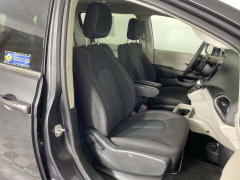 2022 Chrysler Voyager LX