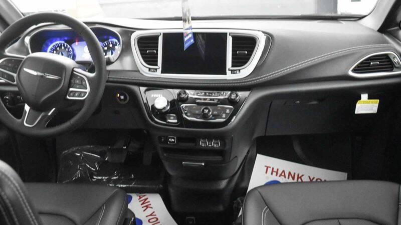 2025 Chrysler Pacifica Select