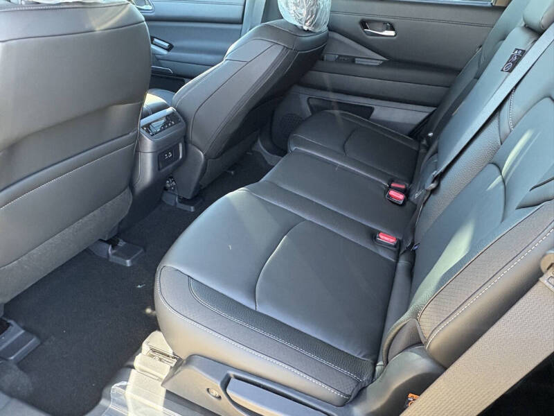 2025 Nissan Pathfinder SL