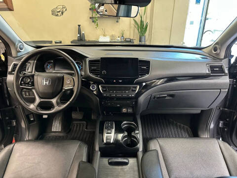 2021 Honda Pilot Touring w/Rear Captain's Chairs