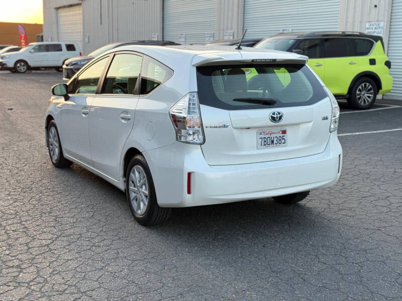 2013 Toyota Prius v Two