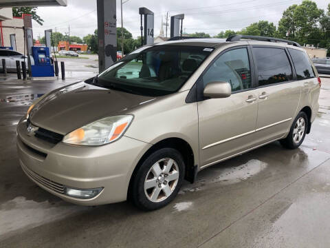 2004 Toyota Sienna for sale at JE Auto Sales LLC in Indianapolis IN
