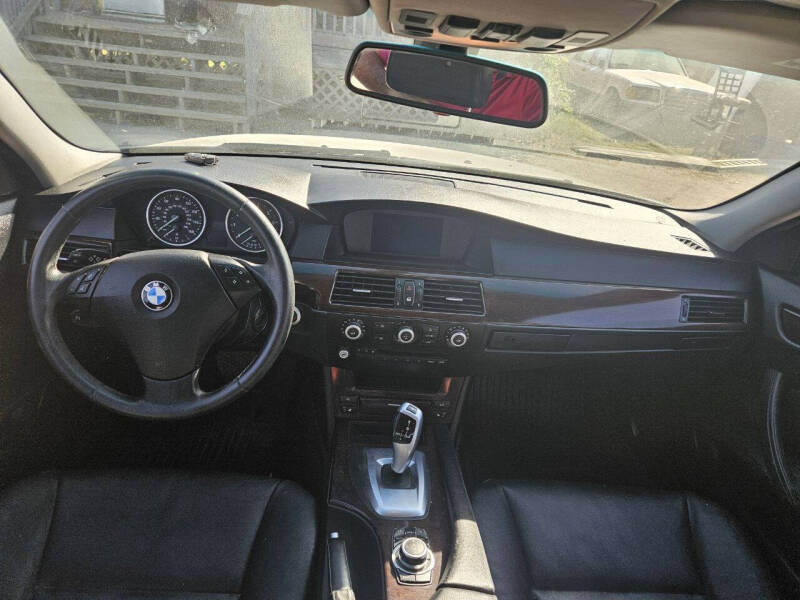 2009 BMW 5 Series 528i photo 18