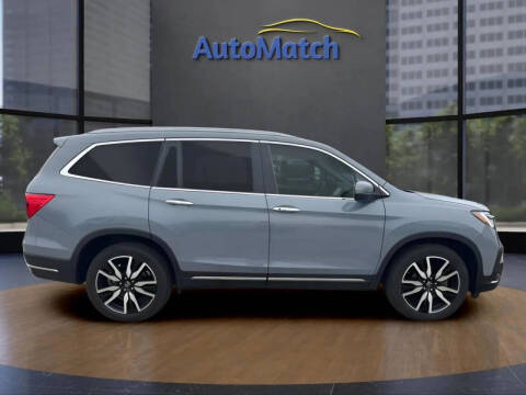 2022 Honda Pilot Touring w/Rear Captain's Chairs