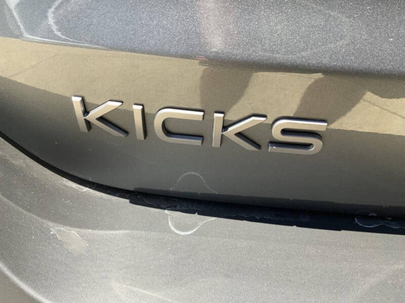 2025 Nissan Kicks SR