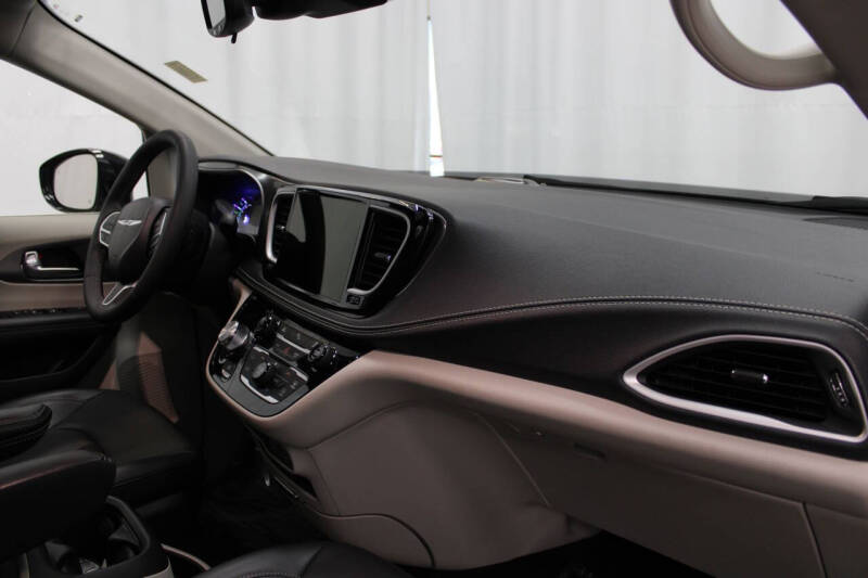 2024 Chrysler Pacifica Plug-In Hybrid Select