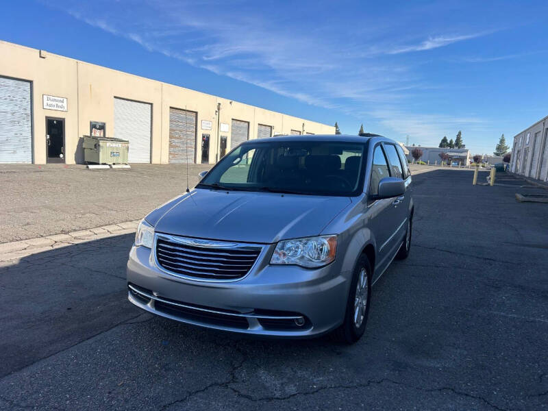 2015 Chrysler Town & Country Touring photo 2