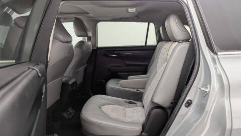 2023 Toyota Highlander Hybrid Bronze Edition