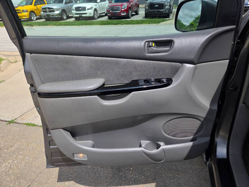 2005 Toyota Sienna LE 7 Passenger