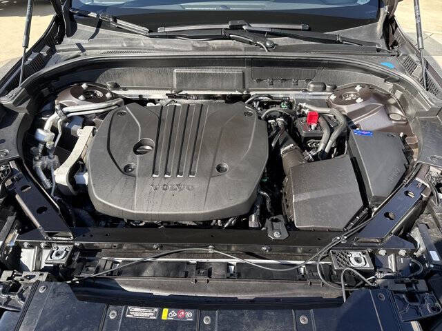 2025 Volvo XC60 B5 Plus Dark Theme