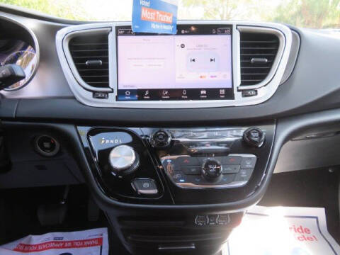 2025 Chrysler Voyager LX