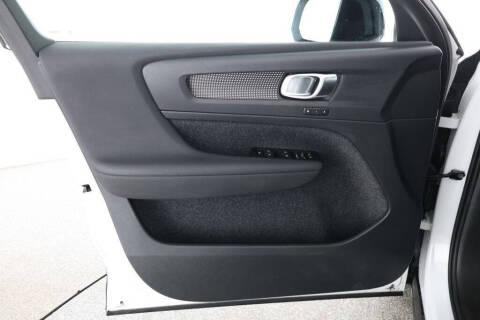 2022 Volvo XC40 T5 R-Design