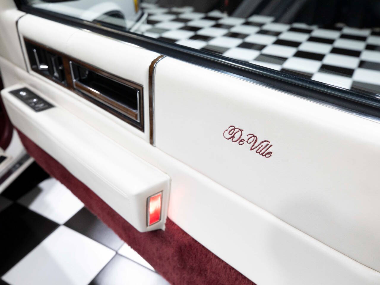 1990 Cadillac DeVille 33