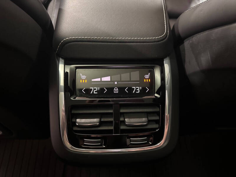 2022 Volvo XC60 B6 R-Design