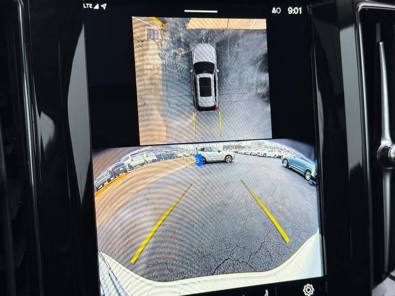 2024 Volvo XC60 B5 Plus Dark Theme