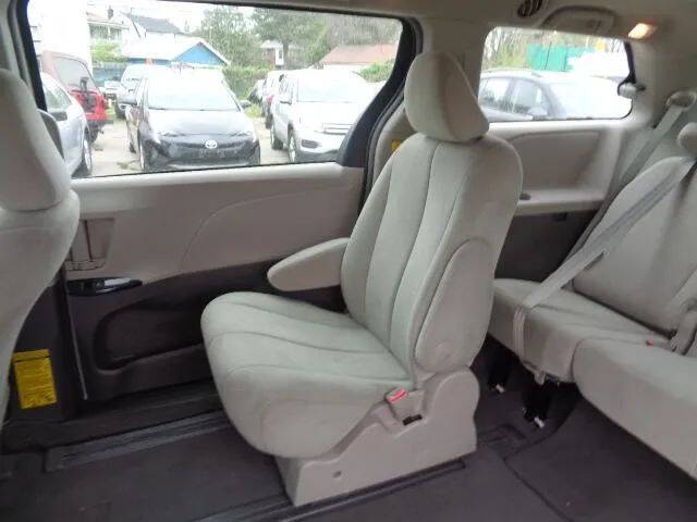 2011 Toyota Sienna Base 7-Passenger