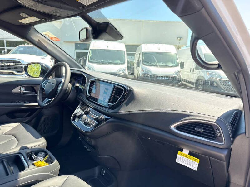 2027 Chrysler Pacifica Select