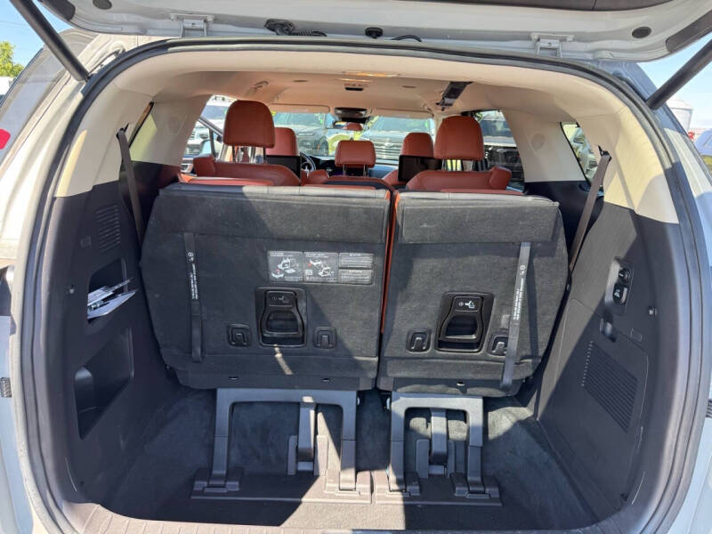 2024 Kia Carnival SX