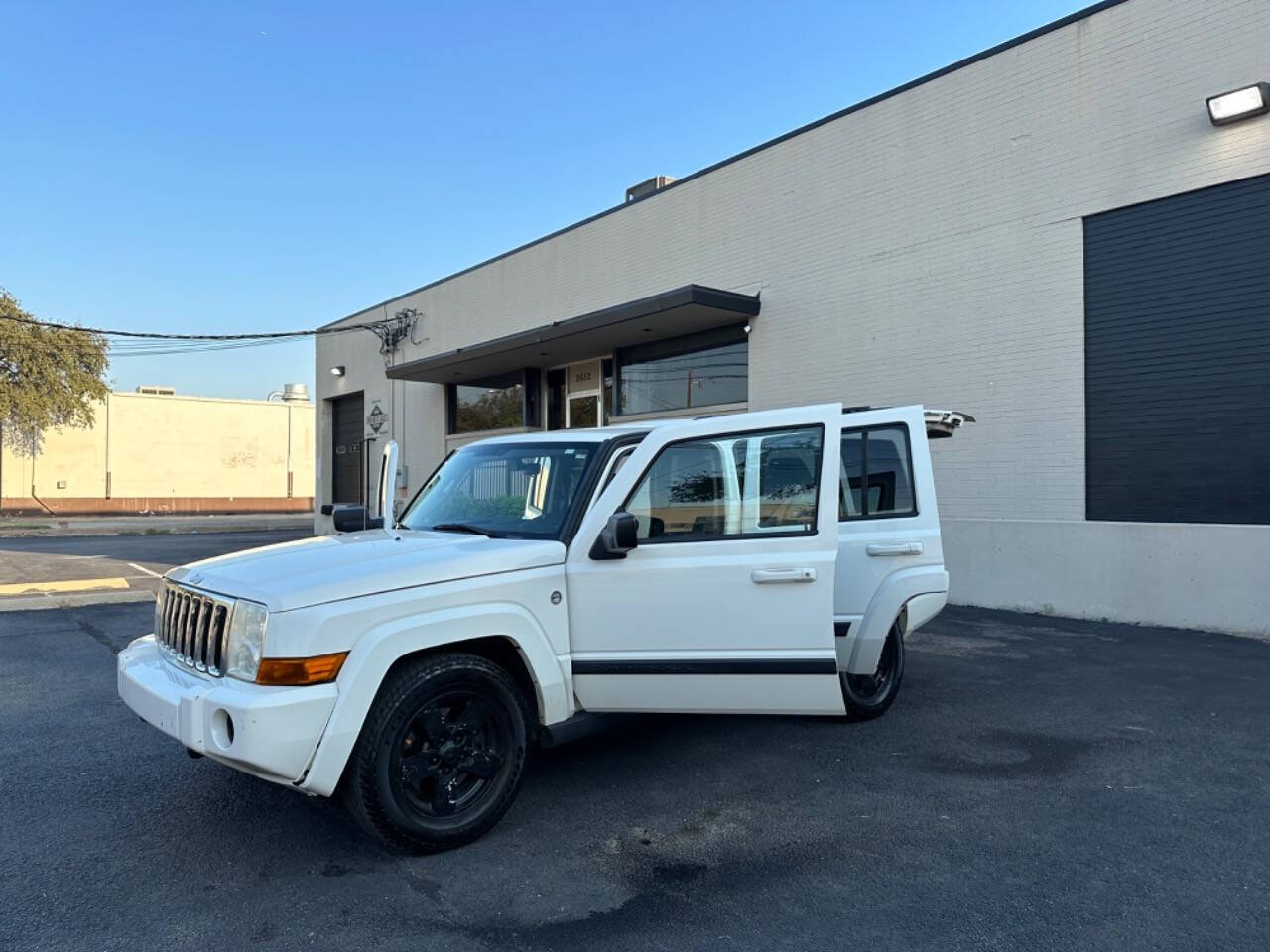 2007 Jeep Commander for sale at Sarenco Auto Inc in Dallas, TX