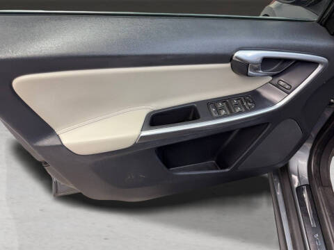 2016 Volvo XC60 T5 Drive-E Platinum