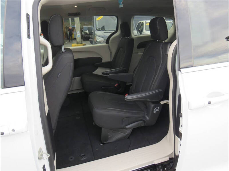 2022 Chrysler Voyager LX