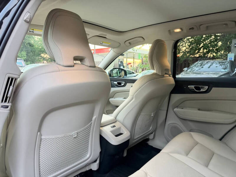 2025 Volvo XC60 B5 Core Dark Theme