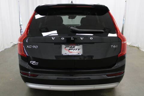 2022 Volvo XC90 T6 Momentum 6-Passenger