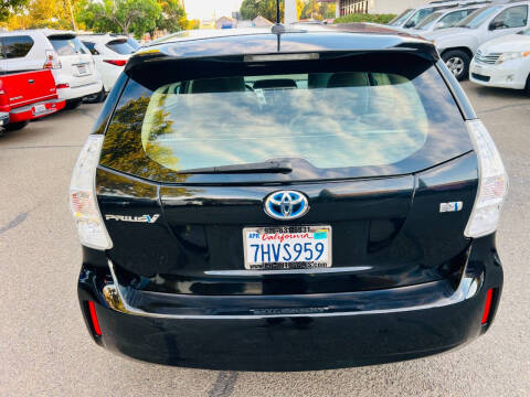 2014 Toyota Prius v Three