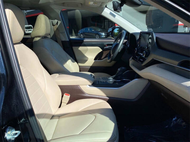 2022 Toyota Highlander Hybrid XLE