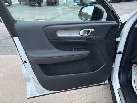 2025 Volvo XC40 B5 Plus Dark Theme