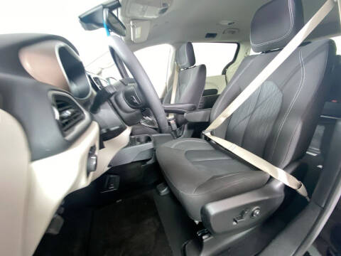 2024 Chrysler Voyager LX