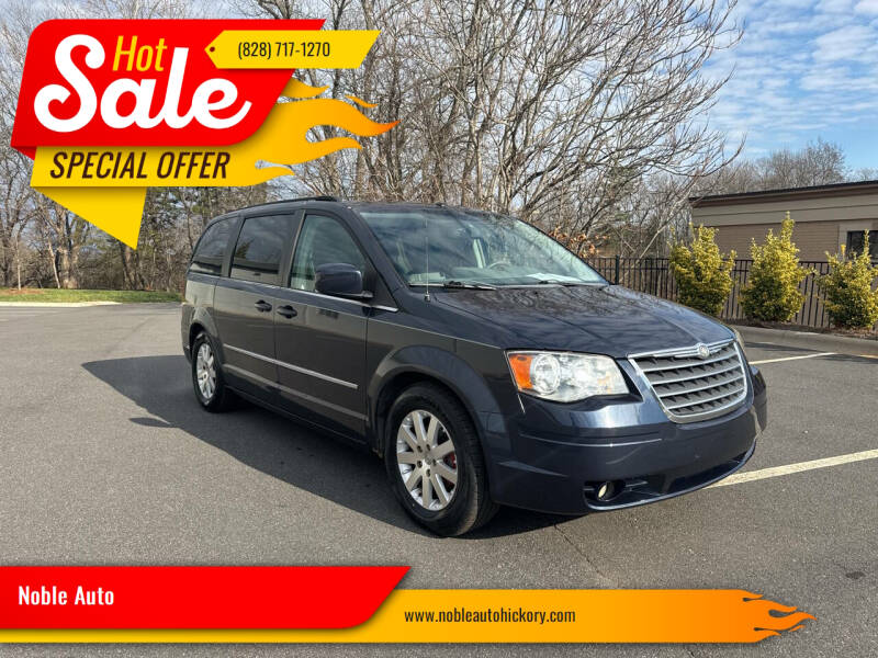 2009 Chrysler Town & Country Touring's photo