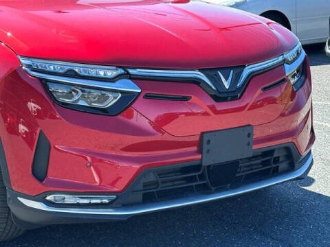 2025 VinFast VF8 Eco