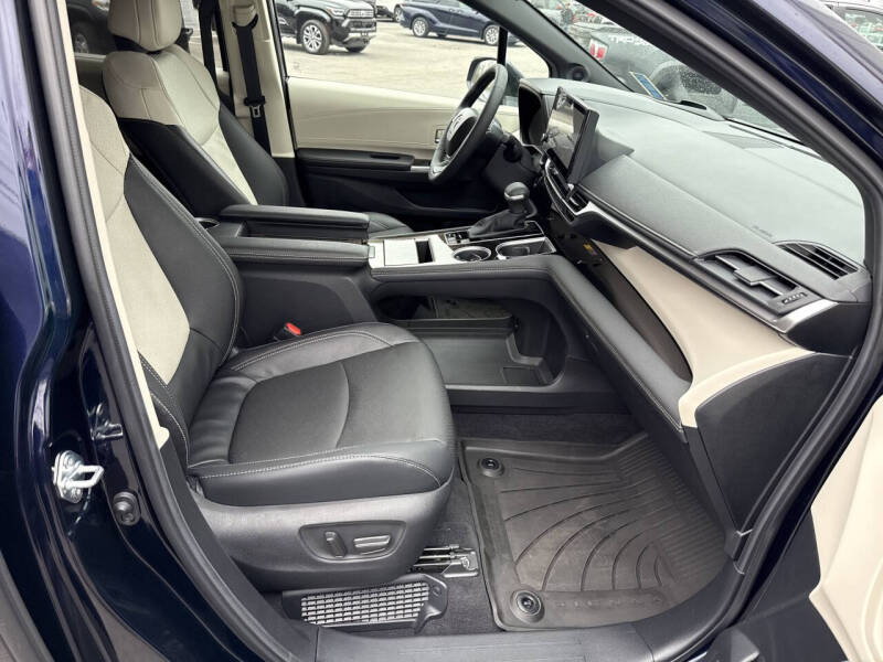 2025 Toyota Sienna Platinum 7-Passenger