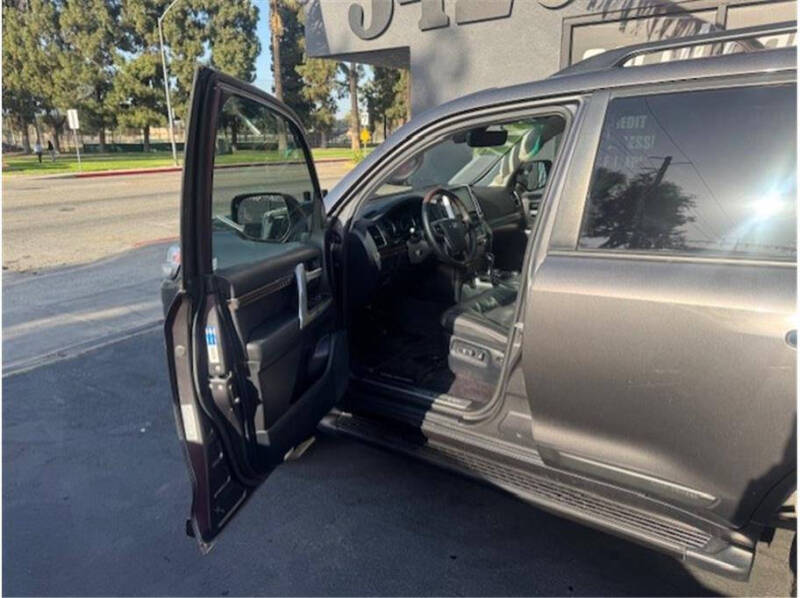 2017 Toyota Land Cruiser