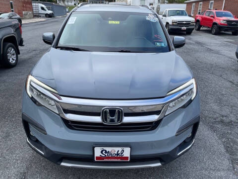 2022 Honda Pilot Touring w/Rear Captain's Chairs