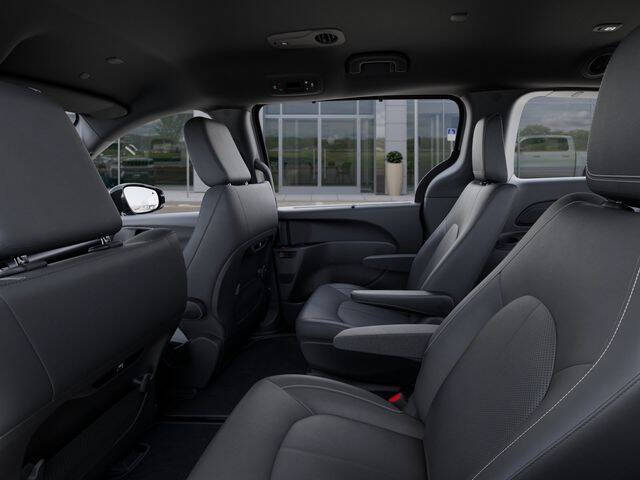 2025 Chrysler Voyager LX