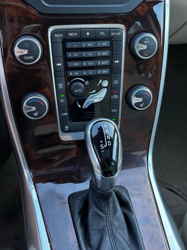 2015 Volvo XC70 T5 Drive-E Premier Plus